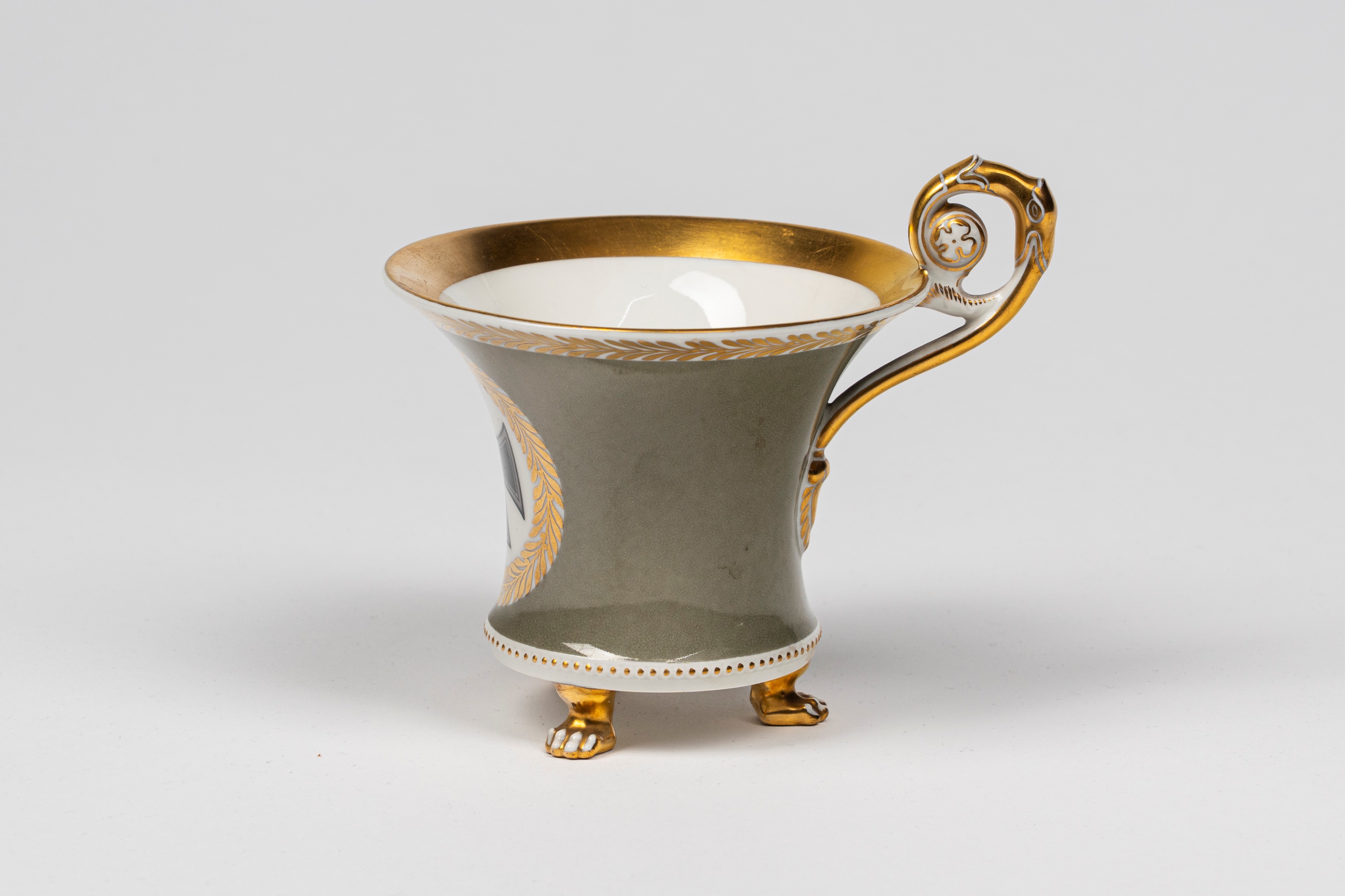 Tazza in Porcellana Policroma e Dorata. Manifattura Kpm, Berlino