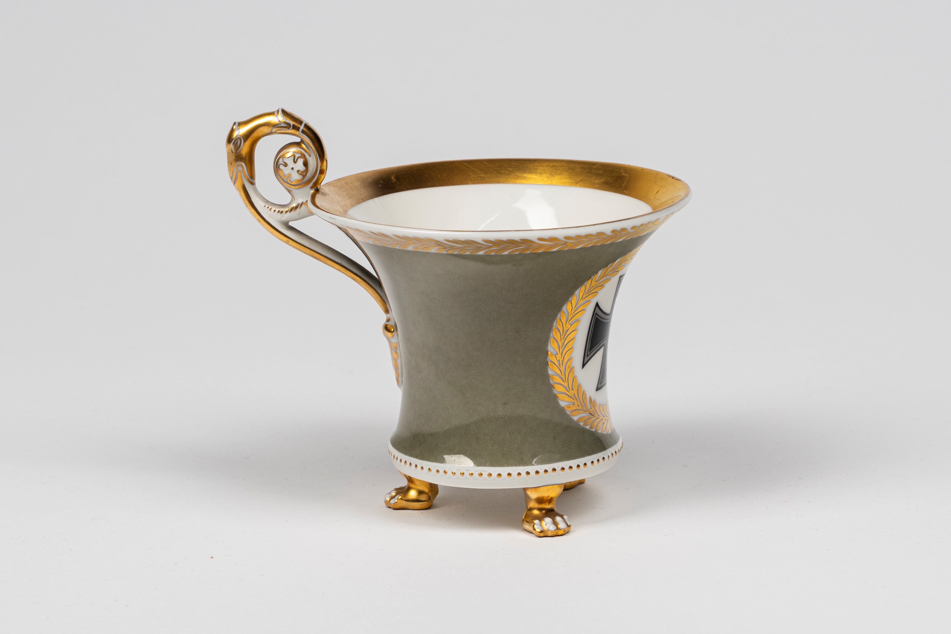 Tazza in Porcellana Policroma e Dorata. Manifattura Kpm, Berlino
