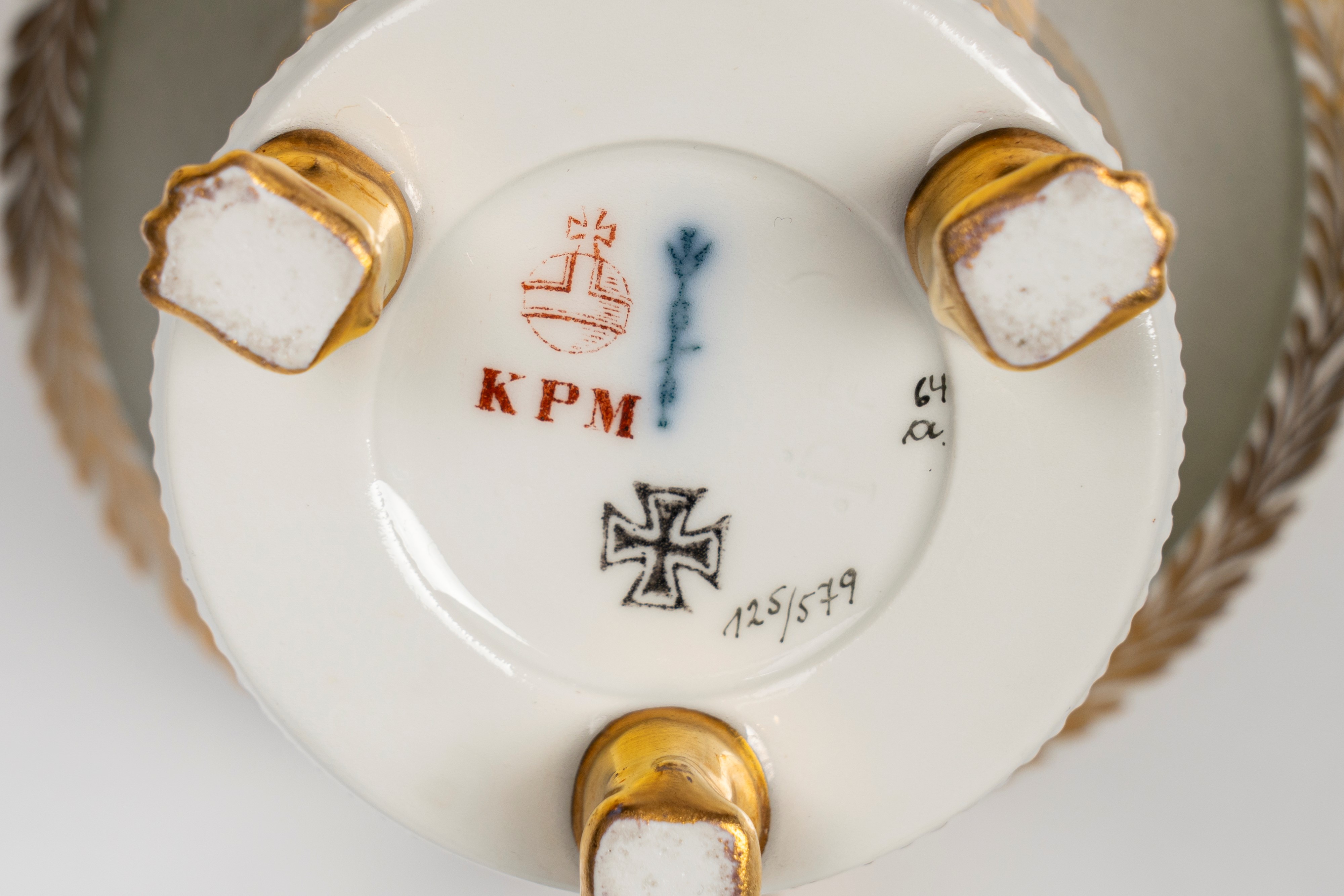 Tazza in Porcellana Policroma e Dorata. Manifattura Kpm, Berlino
