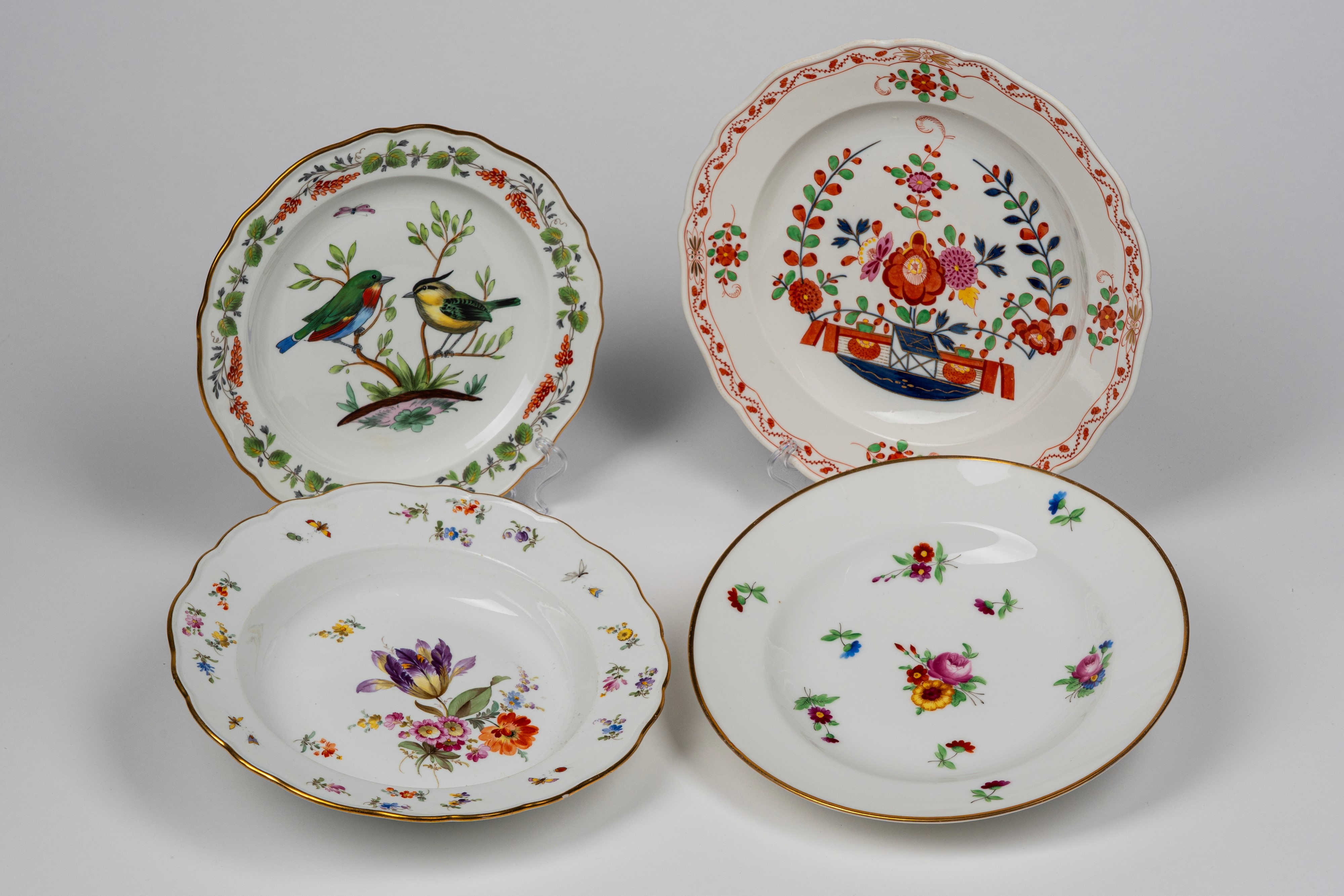 Quattro Piatti in Porcellana Policroma. Manifatture Differenti, Meissen e Ginori, Fine Secolo XIX