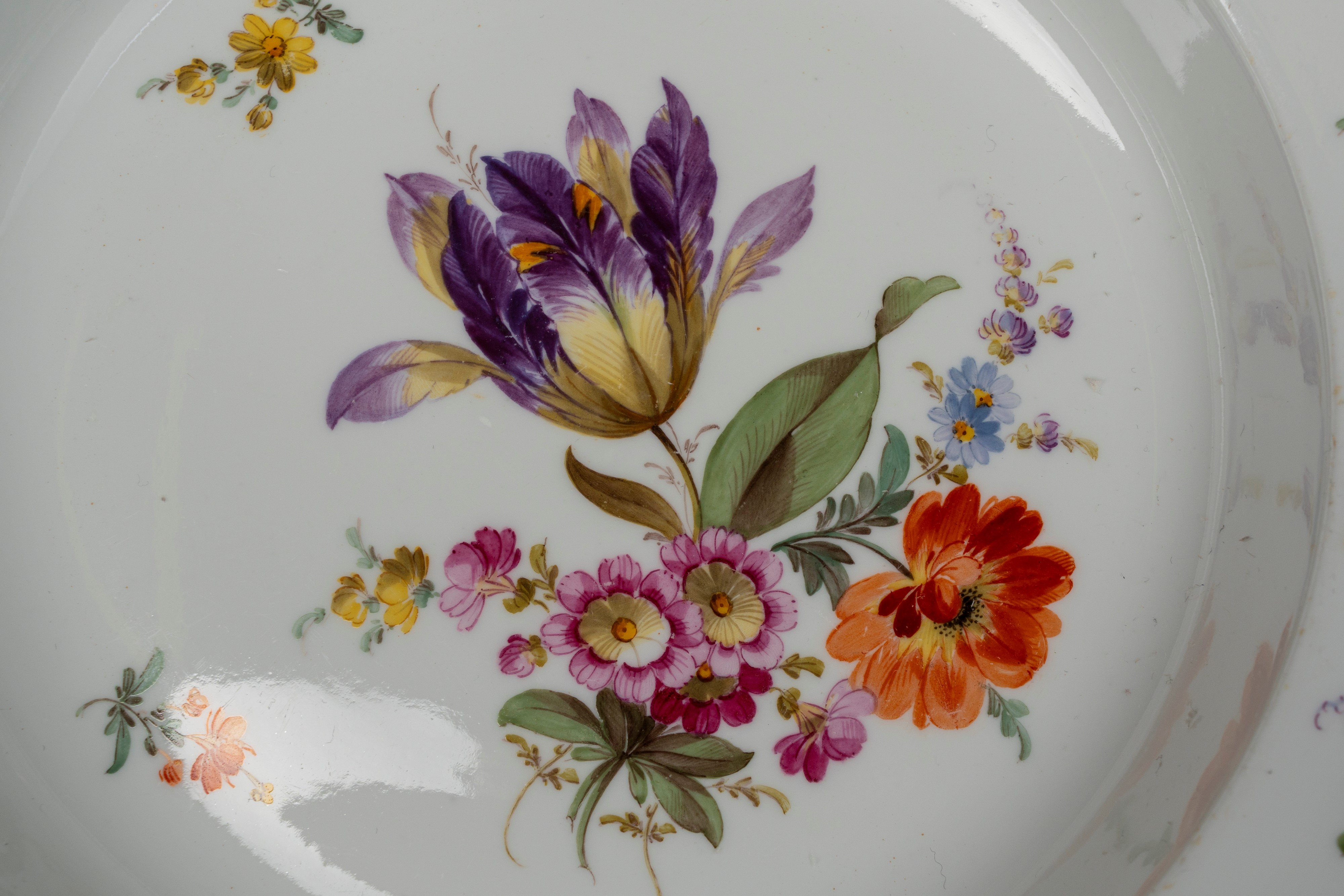 Quattro Piatti in Porcellana Policroma. Manifatture Differenti, Meissen e Ginori, Fine Secolo XIX