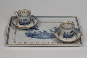 Set composto da un vassoio e due tazzine con piattino in porcellana dipinta in oro e celeste. Richard Ginori, secolo XX