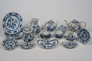 Assortimento di diversi pezzi in porcellana con decoro a cipolla. Meissen, Teichert, fine XIX - inizio XX secolo