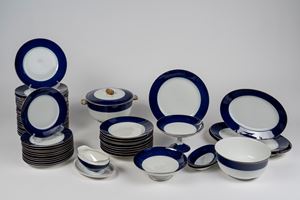 Servizio in porcellana bianco, blu e oro. Richard Ginori, inizio secolo XX.