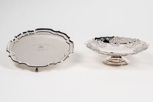 Mappin & Webb. A pierced-edge cake stand and a wavy-edge salver in silver-plated metal.
