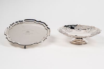 Mappin & Webb. un'alzata a Bordo Traforato e un Salver a Profilo Mosso in Metallo Argentato