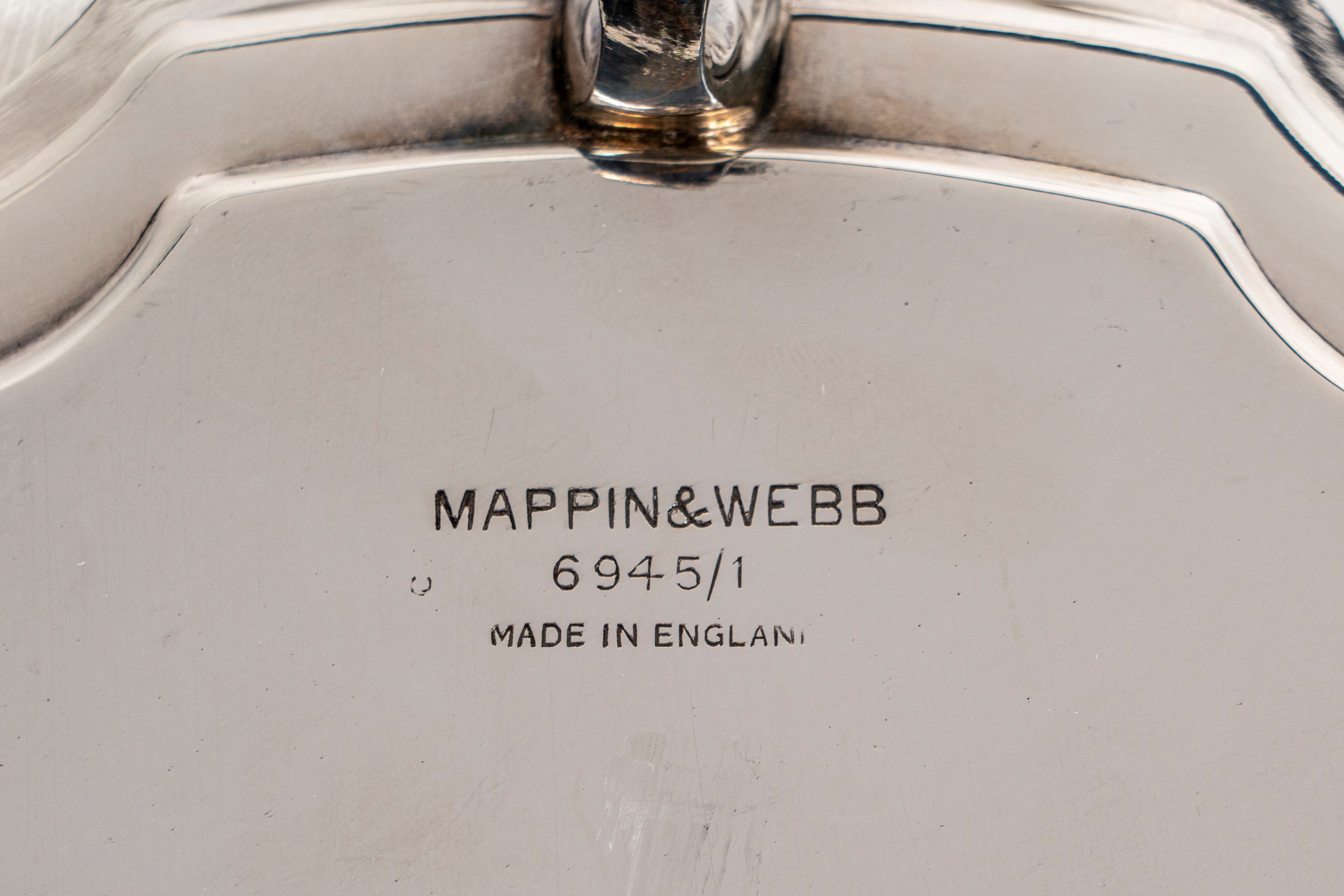 Mappin & Webb. un'alzata a Bordo Traforato e un Salver a Profilo Mosso in Metallo Argentato