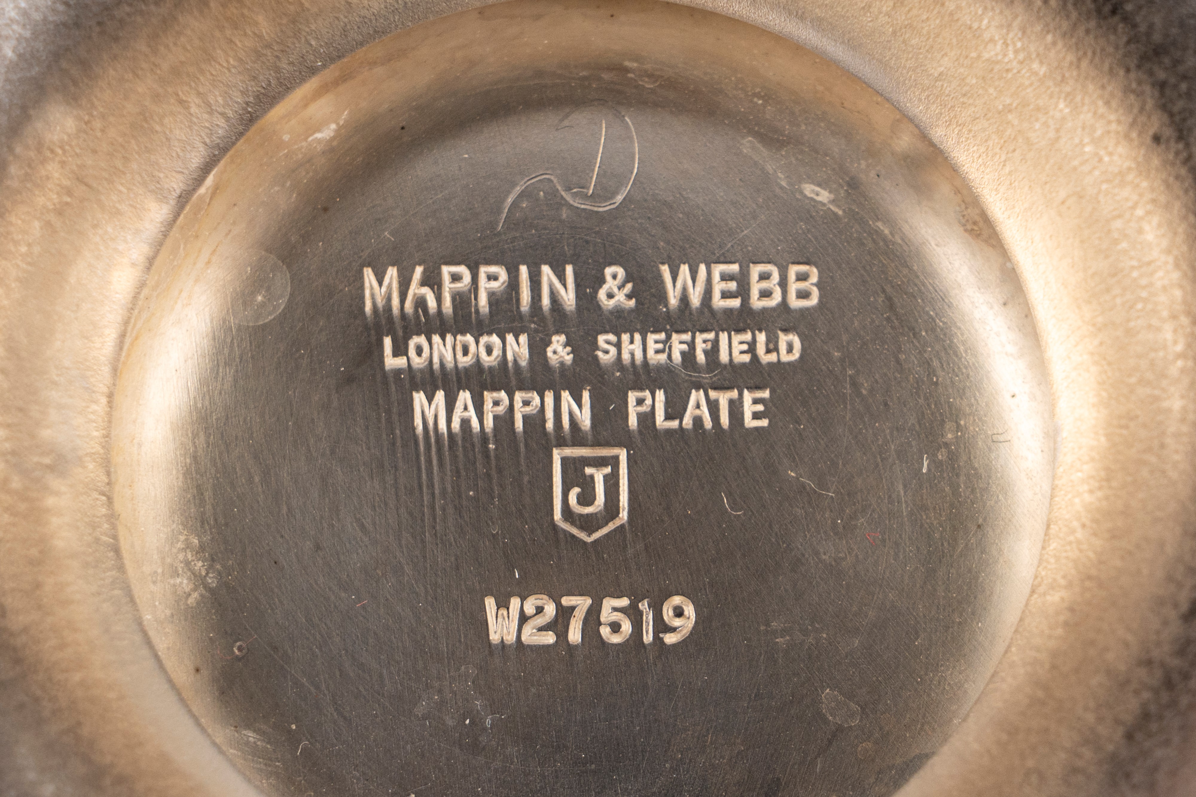Mappin & Webb. un'alzata a Bordo Traforato e un Salver a Profilo Mosso in Metallo Argentato