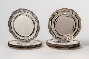 Dodici piattini a bordo mosso e stemmato 