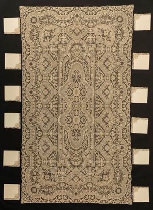 Eccezionale tovaglia ricamata a mano in pizzo di Burano color sabbia