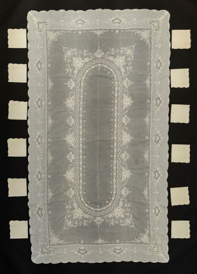 Tovaglia Rettangolare in Cotone con Medaglione Centrale di Forma Ovale Decorata a Fiori e Rose, B...