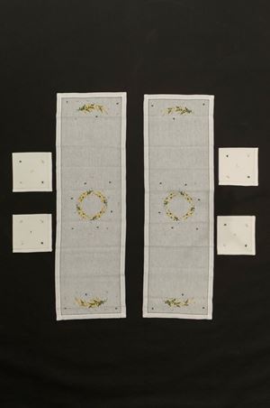 Due runner con quattro tovaglioli in lino bianco a bordo traforato, ricamati a mano con rami di mimosa