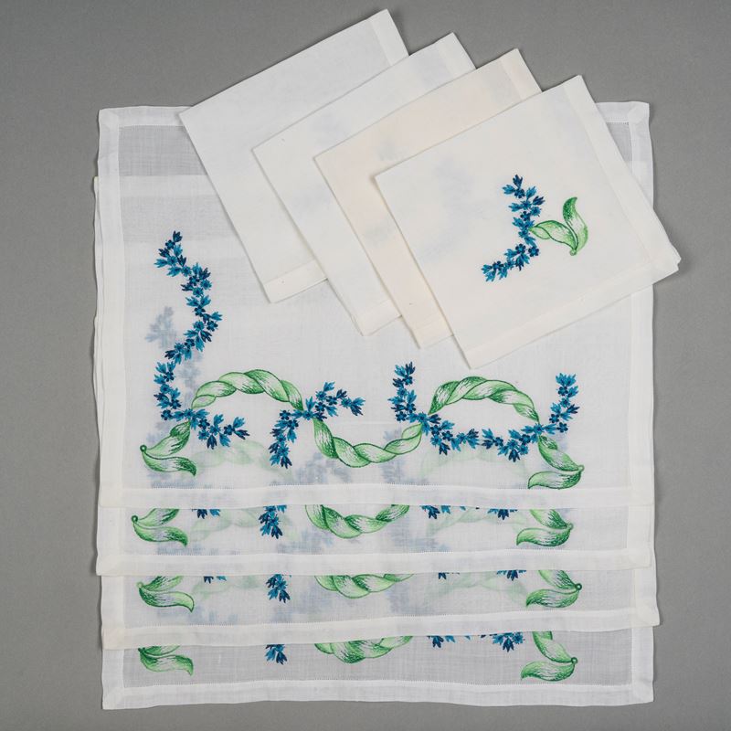 Quattro tovagliette da colazione all' americana in organza con tovaglioli ricamati a mano a fiori...