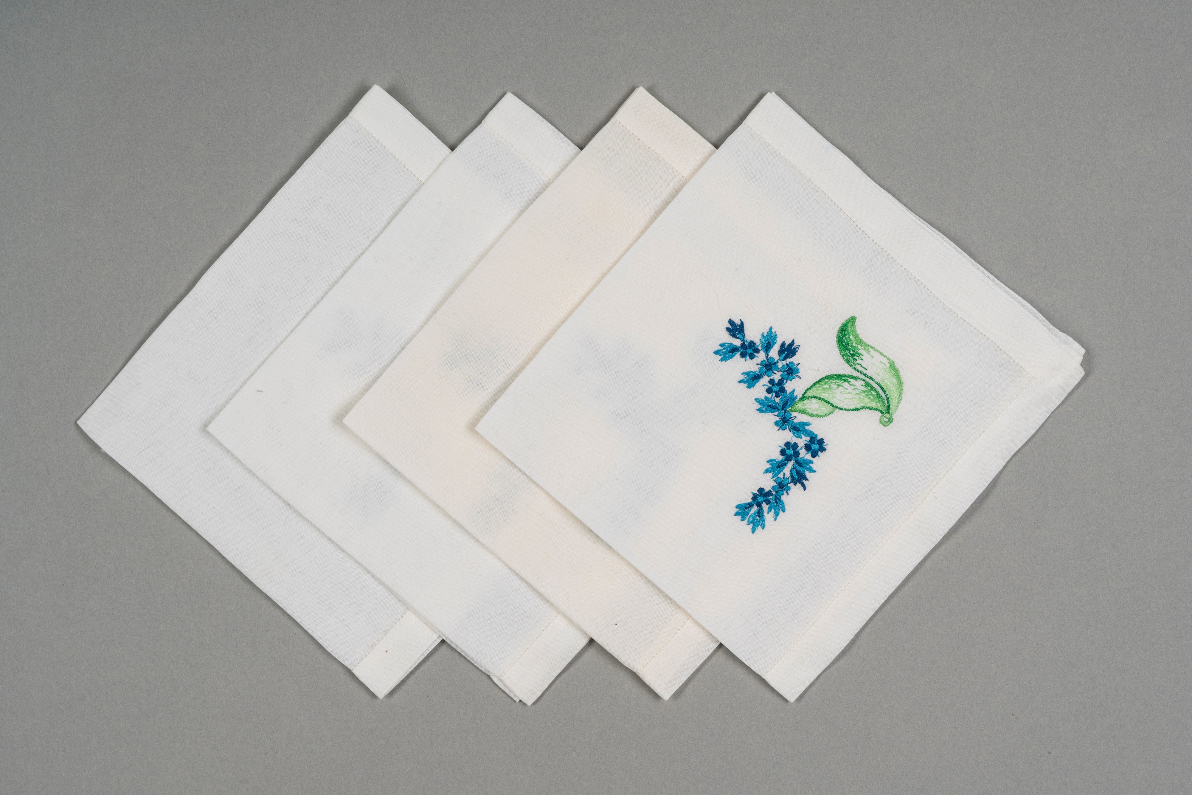 Quattro tovagliette da colazione all' americana in organza con tovaglioli ricamati a mano a fiori...