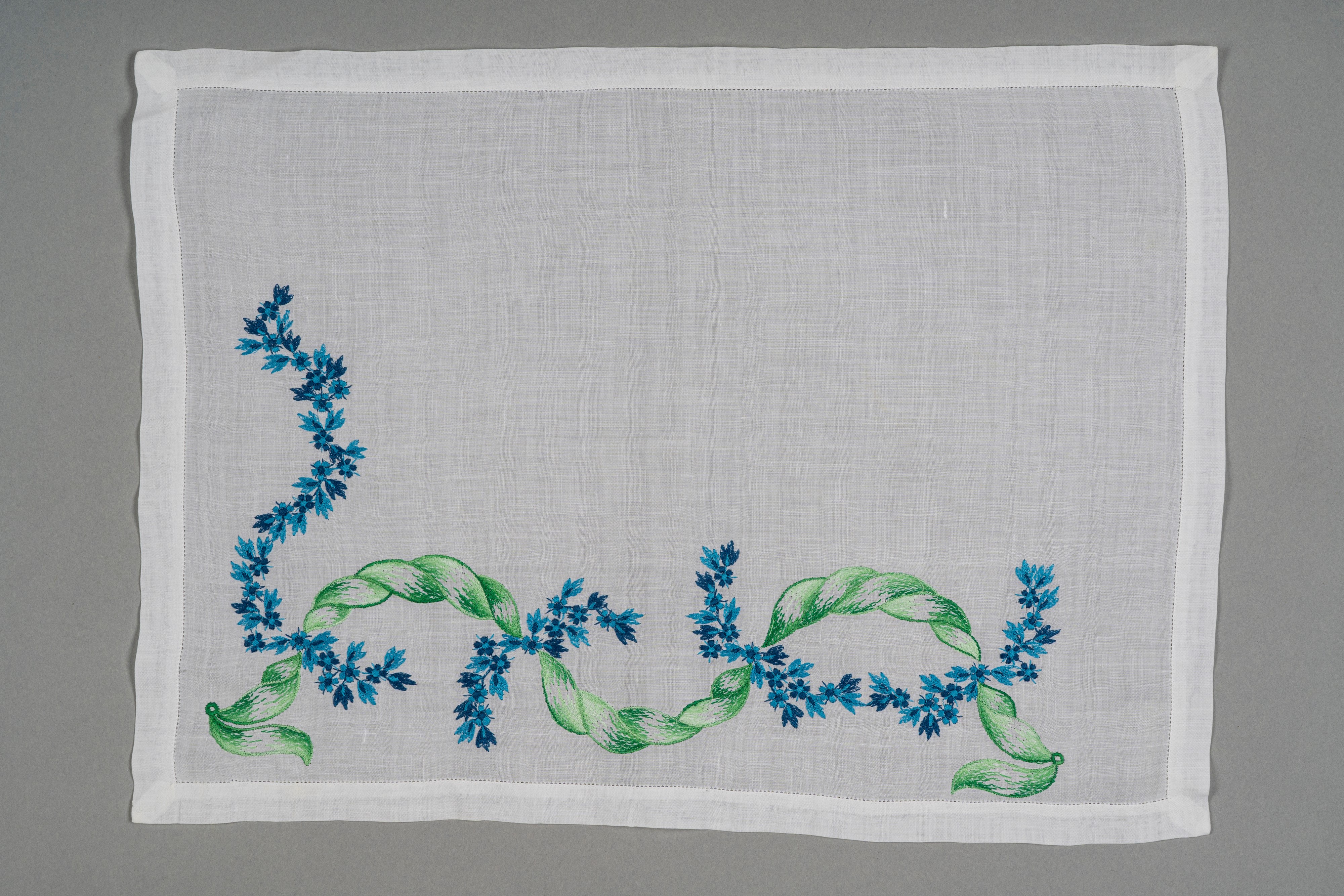 Quattro tovagliette da colazione all' americana in organza con tovaglioli ricamati a mano a fiori...