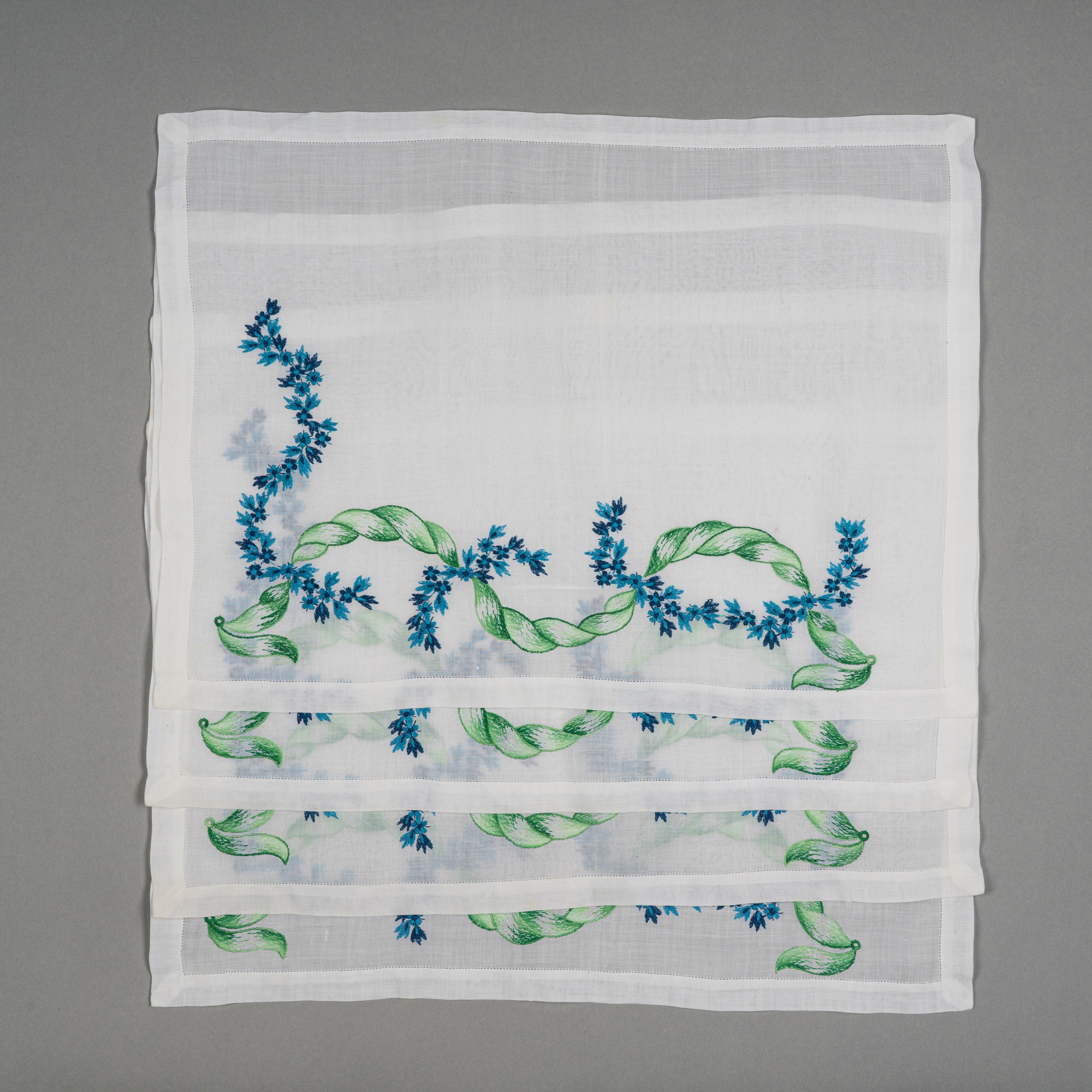 Quattro tovagliette da colazione all' americana in organza con tovaglioli ricamati a mano a fiori...