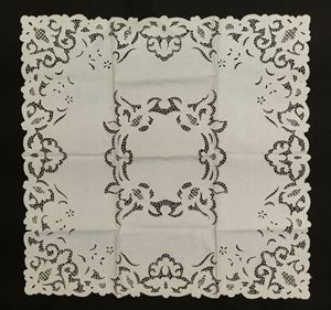 Piccola tovaglia da cocktail quadrata con orlo e medaglione centrale traforato e ricamato a volute