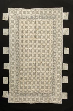 Tovaglia libanese con dodici tovaglioli color bianco-argento-oro decorata a motivi vegetali 