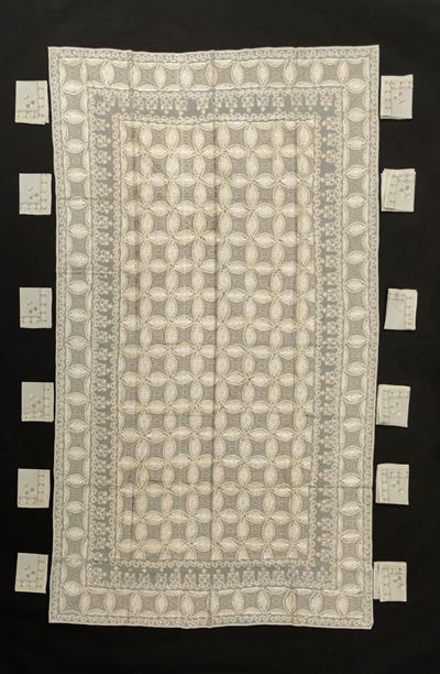 Tovaglia Libanese con Dodici Tovaglioli Color Bianco-argento-oro Decorata a Motivi Vegetali