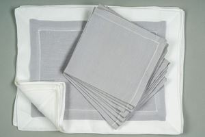 Otto tovagliette all'americana in lino color ghiaccio con bordura bianca con otto tovaglioli color ghiaccio, Marinette, Saint Tropez