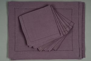 Otto tovagliette all'americana in lino viola con otto tovaglioli, Marinette, Francia, Saint Tropez
