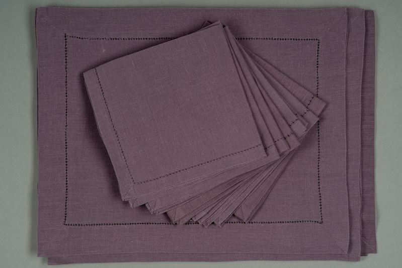 Otto tovagliette all'americana in lino viola con otto tovaglioli, Marinette, Francia, Saint Trope...