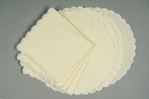 Pratesi. Quattro tovagliette da colazione circolari in raso di cotone con quattro tovaglioli giallo chiaro e ricamo floreale 