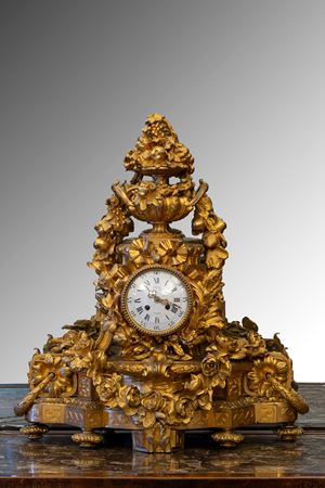 Imponente pendola da appoggio in bronzo dorato. Deni&egrave;re, Parigi, ultimo quarto secolo XIX