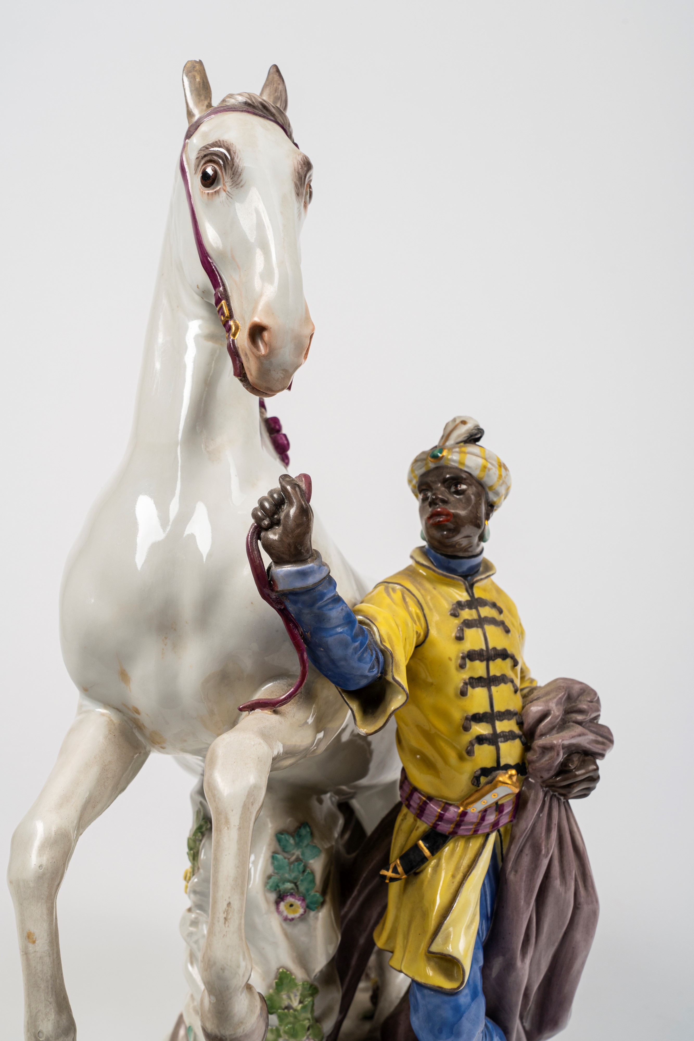 Moro con cavallo bianco, grande gruppo in porcellana policroma. Meissen, fine secolo XIX