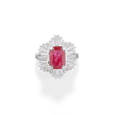 Anello in oro bianco 18k con rubino no heat e diamanti