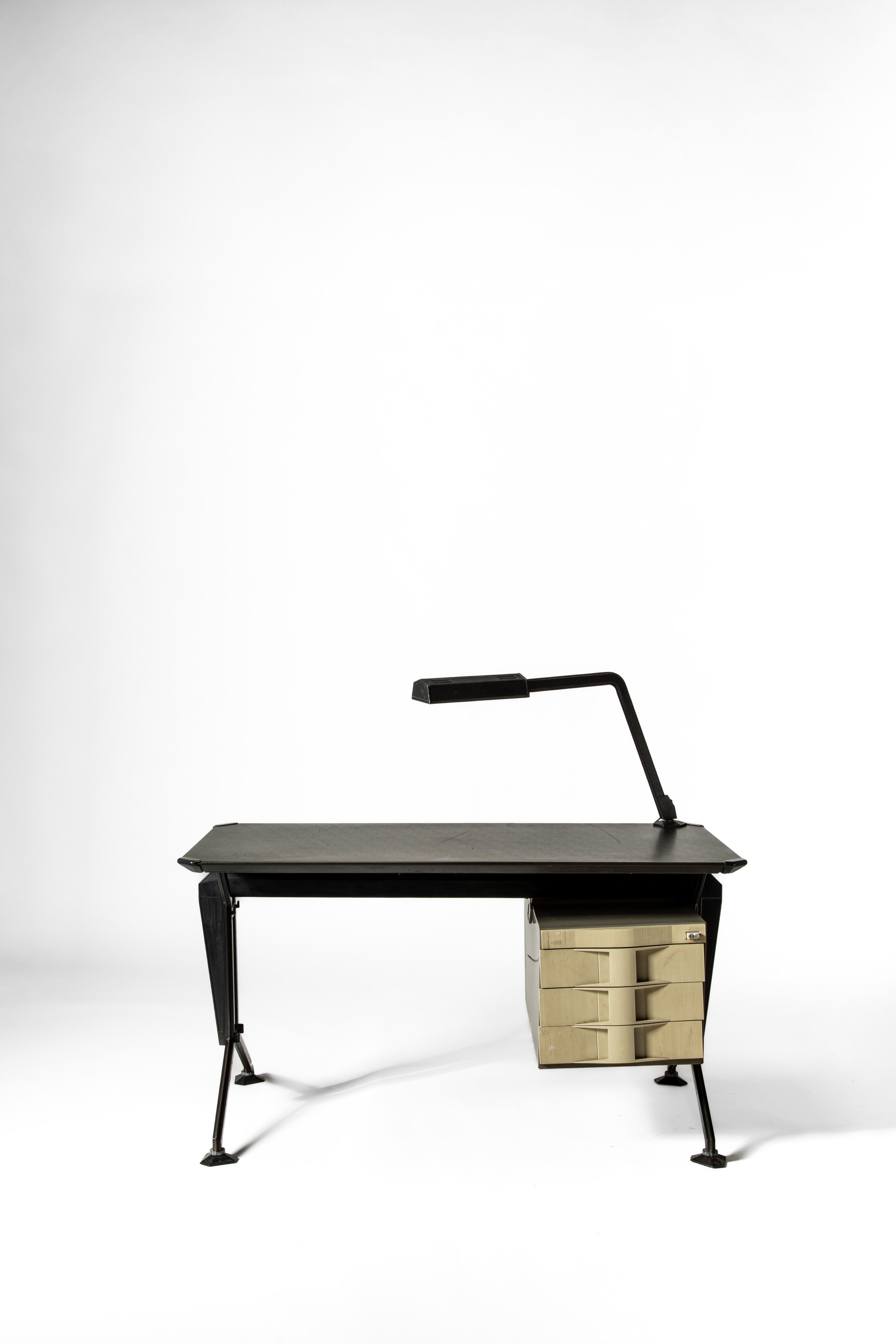 Gruppo Bbpr - Olivetti Synthesis, Scrivania modello TS803 e lampada modello X20 (1962)