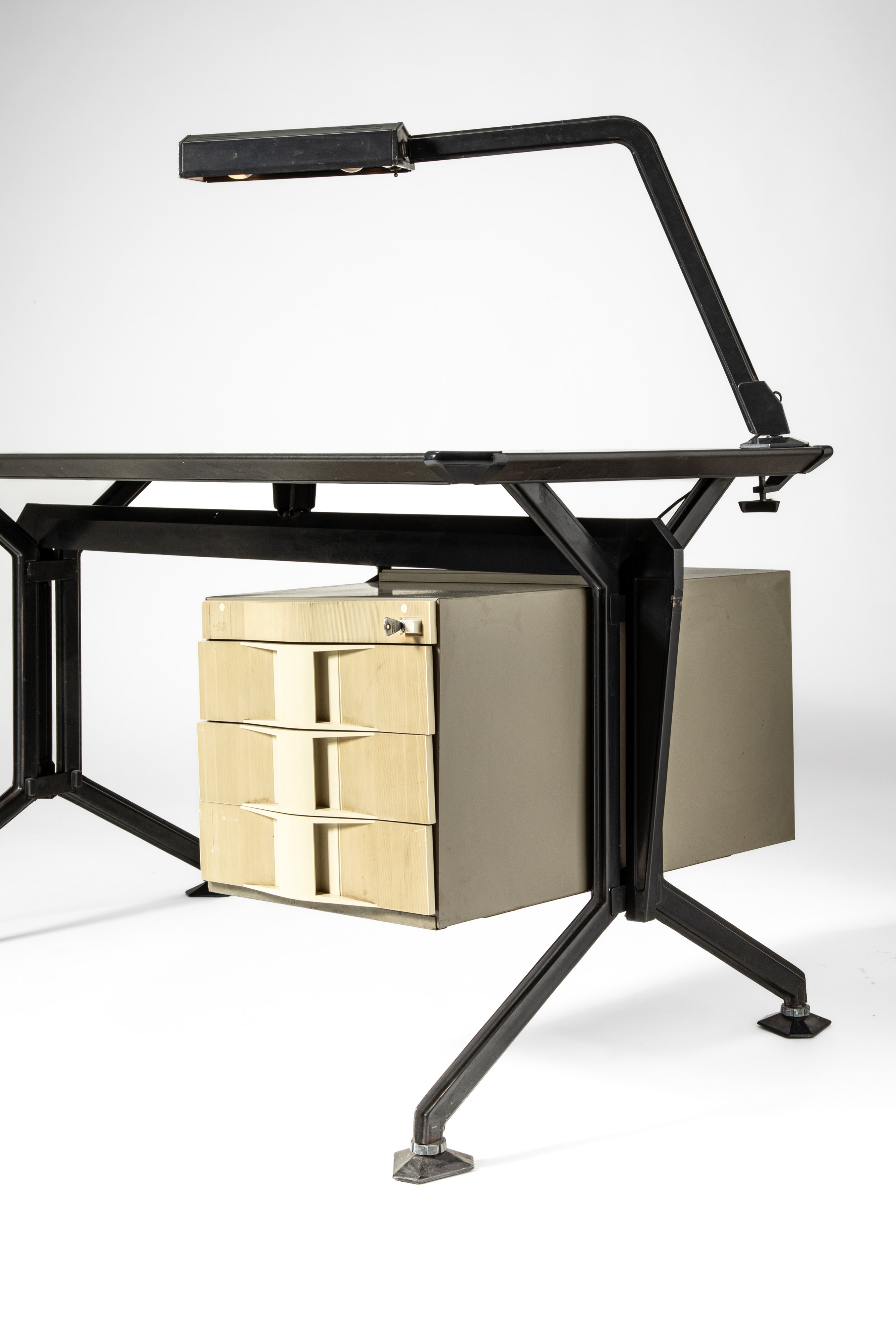 Gruppo Bbpr - Olivetti Synthesis, Scrivania modello TS803 e lampada modello X20 (1962)