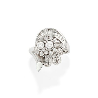 Anello in oro bianco 18k con diamanti, taglio brillante e baguette