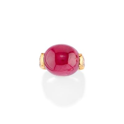 Anello con pietra rossa cabochon ovale, in oro giallo 18k