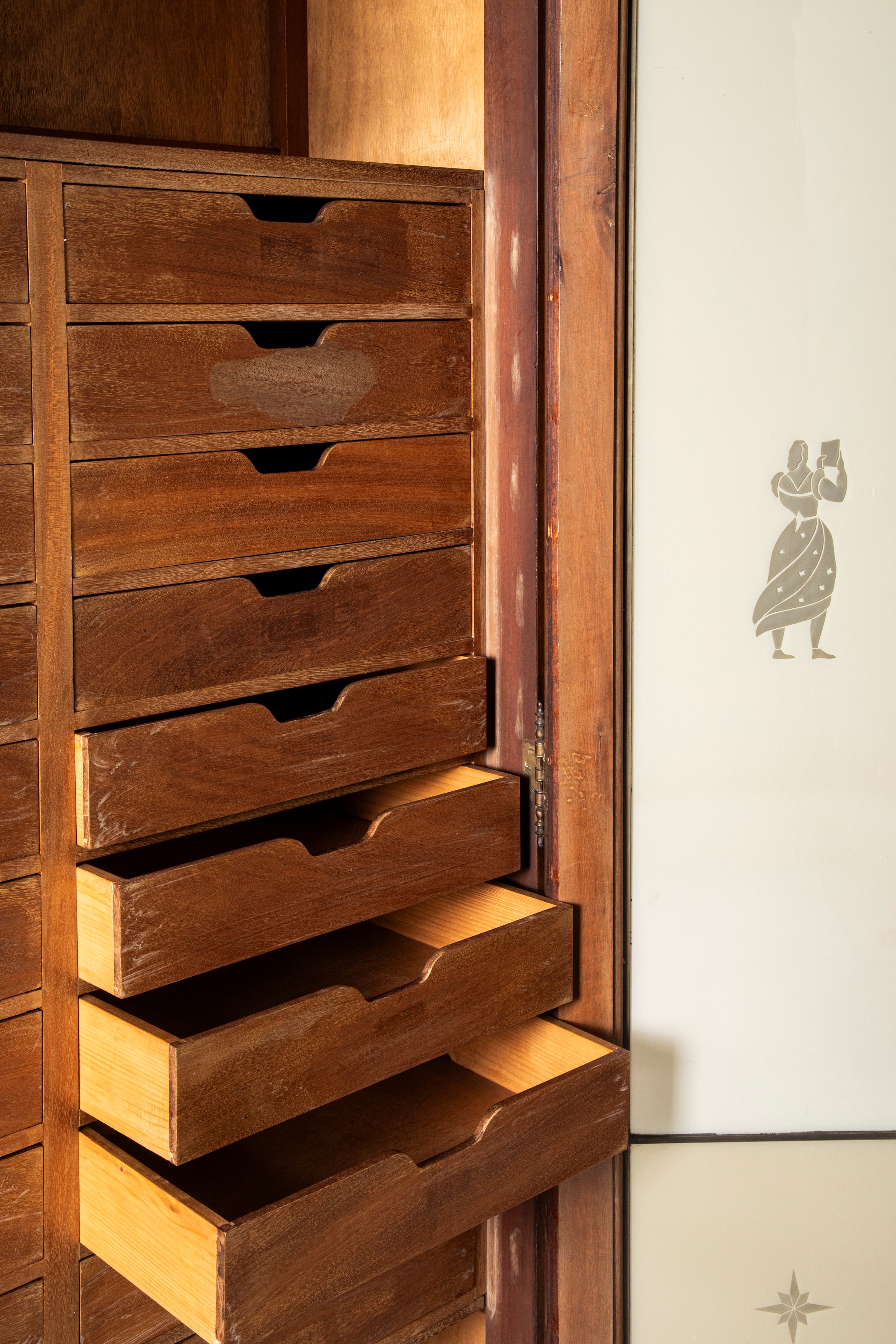 Manifattura Italiana - Mobile da archivio con schedario, legno e vetro colorato, 1920 circa