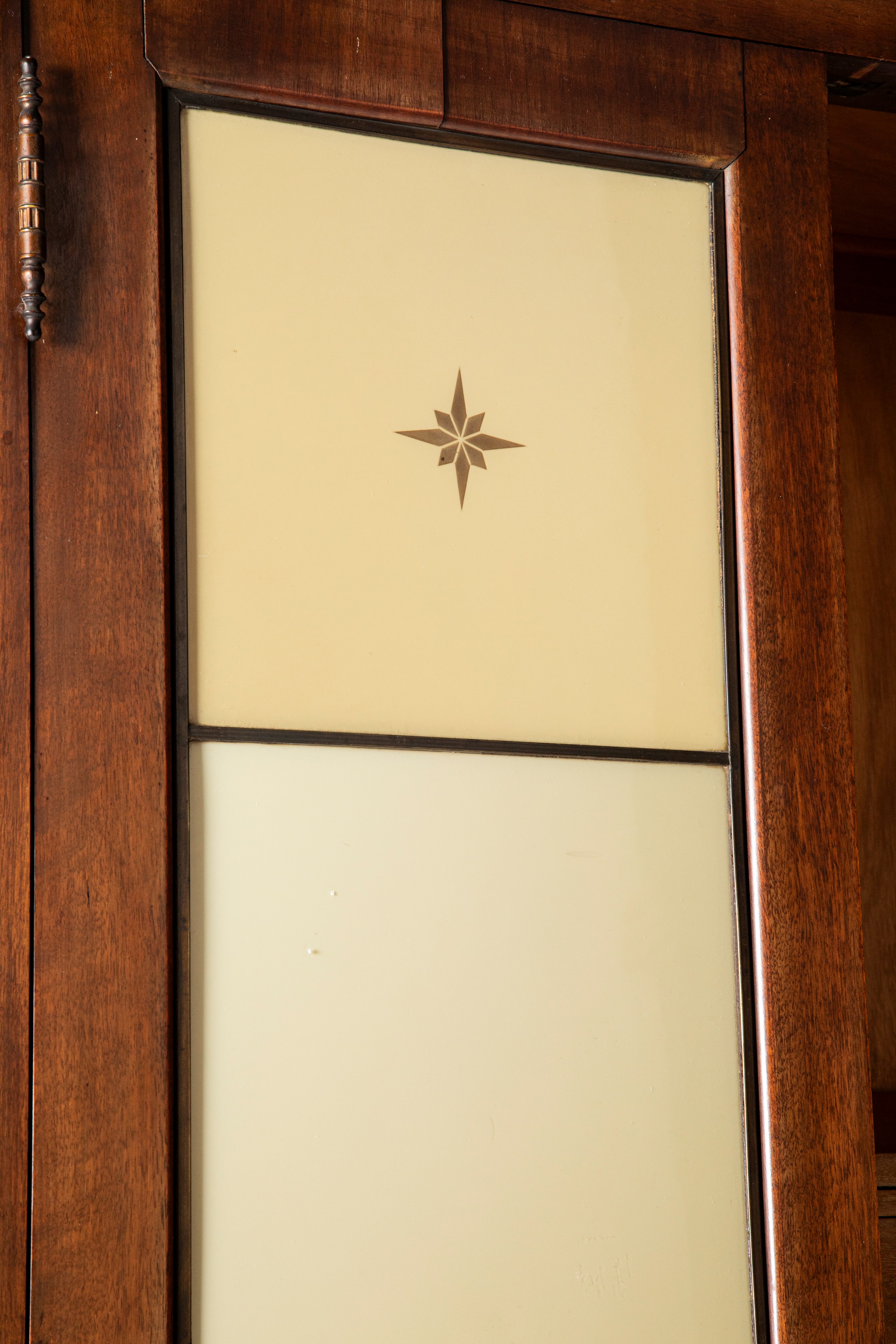 Manifattura Italiana - Mobile da archivio con schedario, legno e vetro colorato, 1920 circa