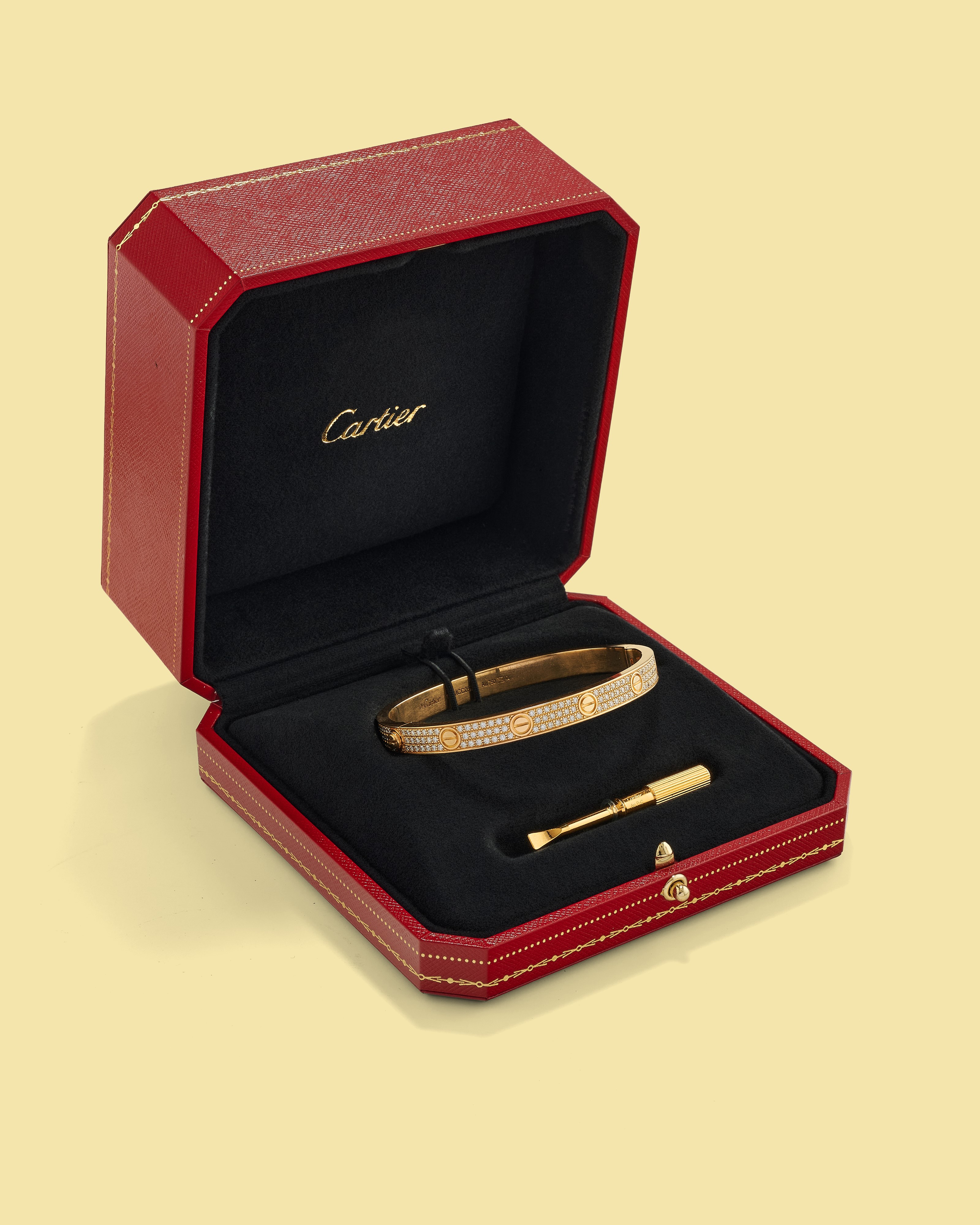 Cartier - Bracciale Love in oro giallo 18k con pavé di diamanti, sistema di chiusura a vite e cer...