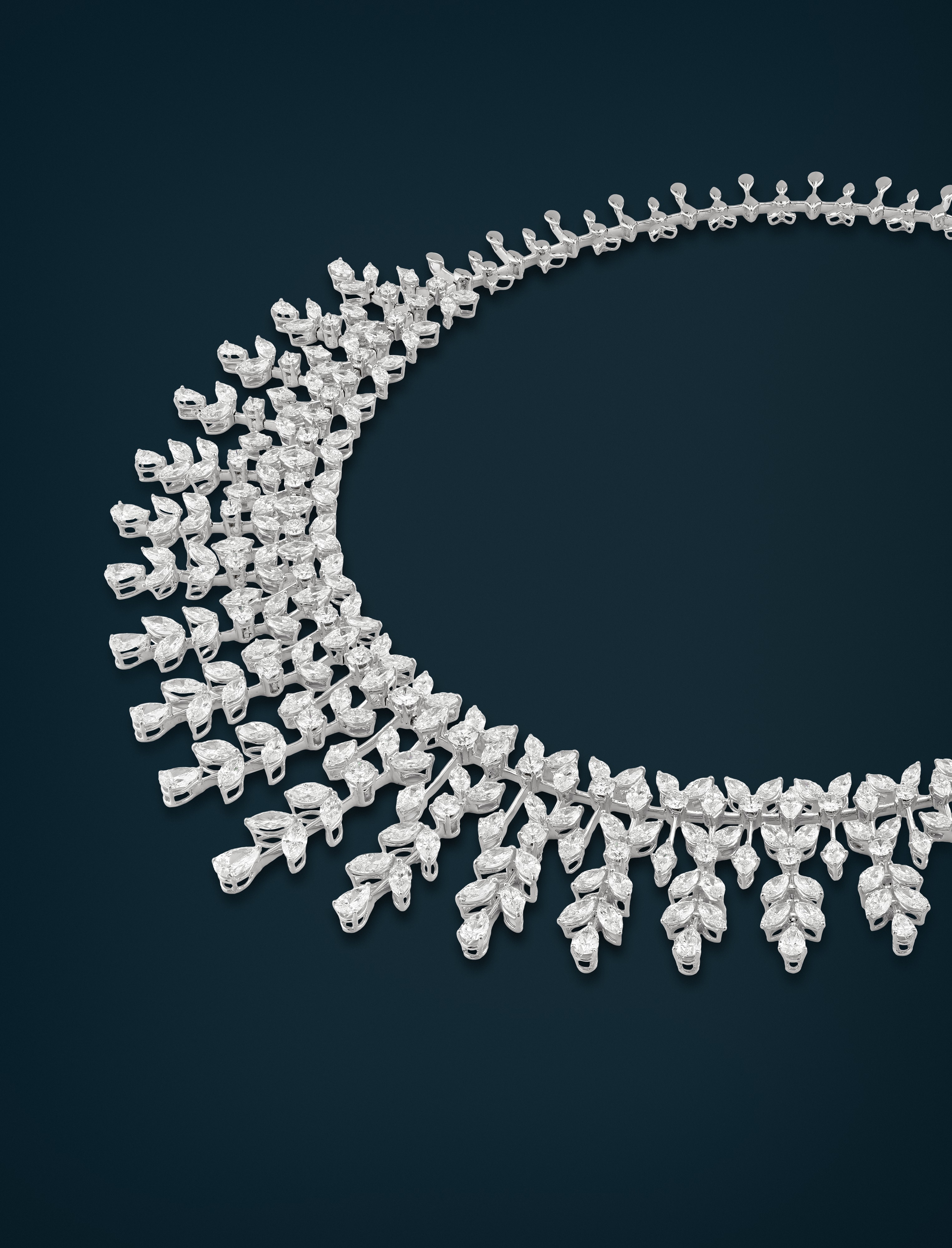 Collana a girocollo in oro bianco 18k con diamanti, pendenti a cascata