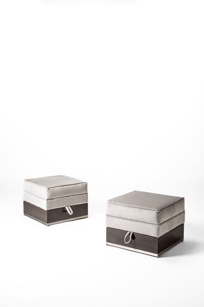Coppia di pouf in legno lastronato laminato e tessuto imbottito