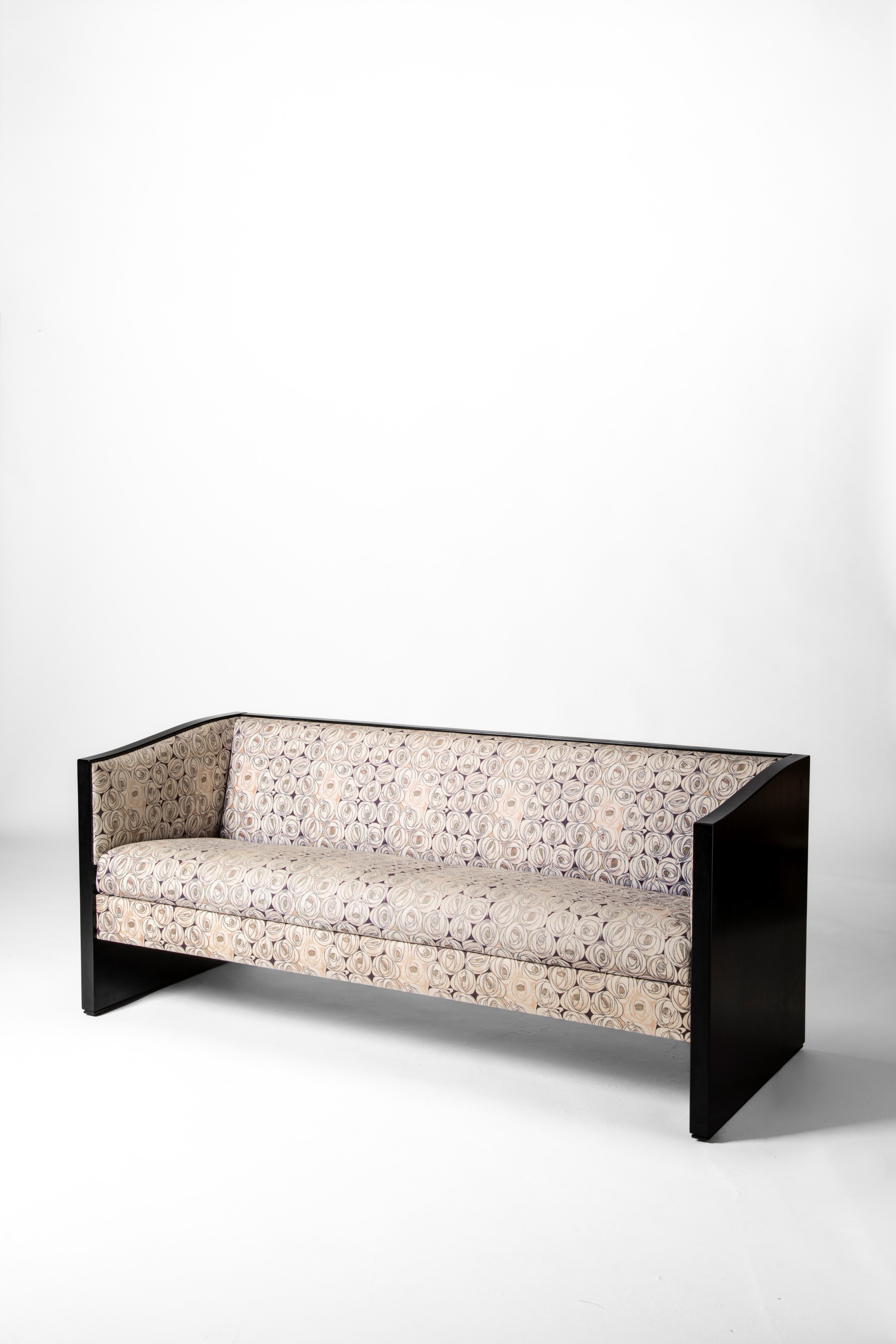 Charles Rennie Mackintosh - Divano della serie 'Argyle', legno e tessuto imbottito, 1982