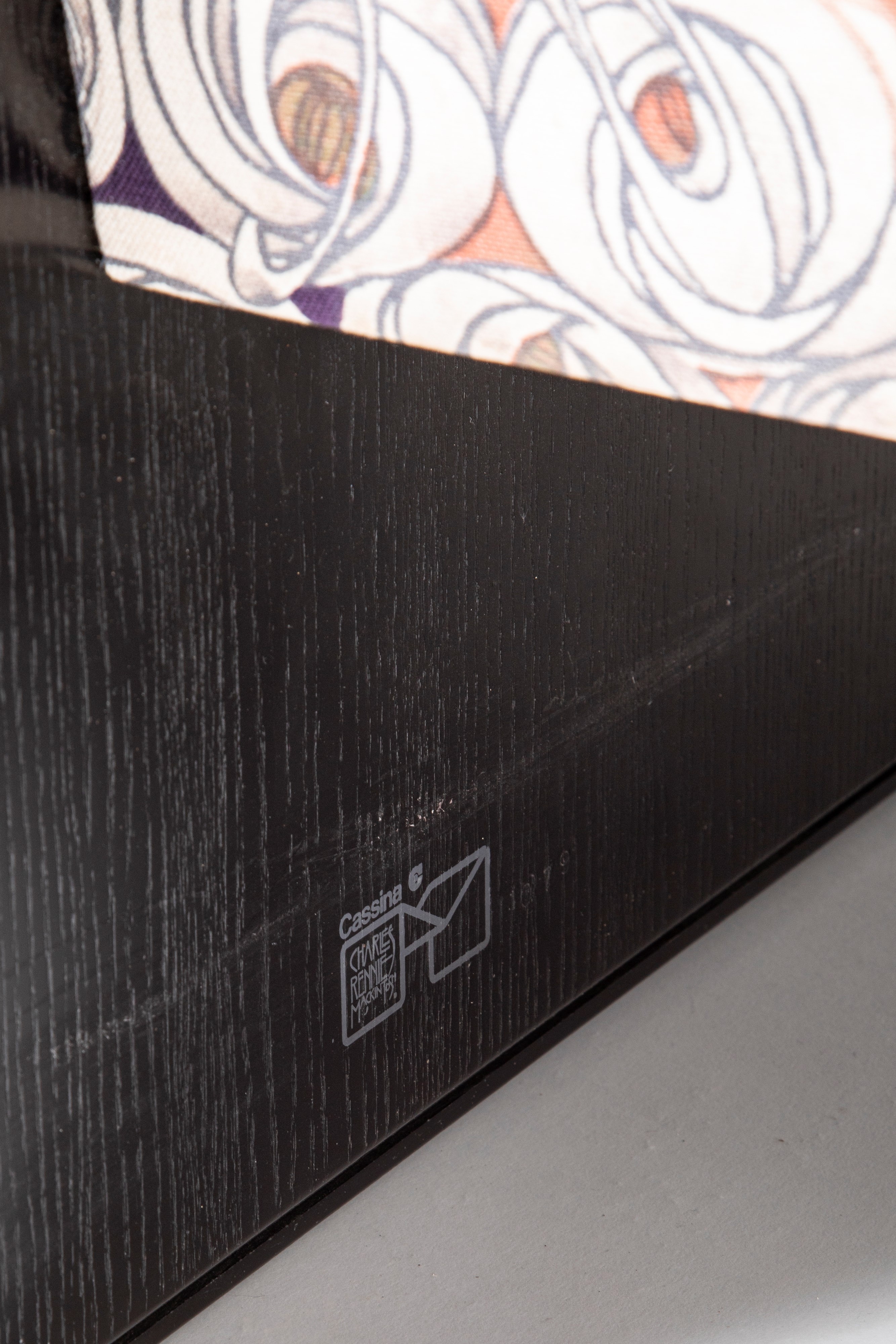 Charles Rennie Mackintosh - Divano della serie 'Argyle', legno e tessuto imbottito, 1982