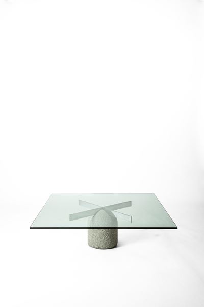Tavolino modello “Paracarro” in calcestruzzo, acciaio e vetro