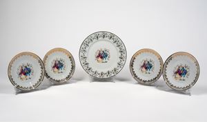 Set da dessert in porcellana bianca con bordo dorato e scena galante, Manifattura tedesca.