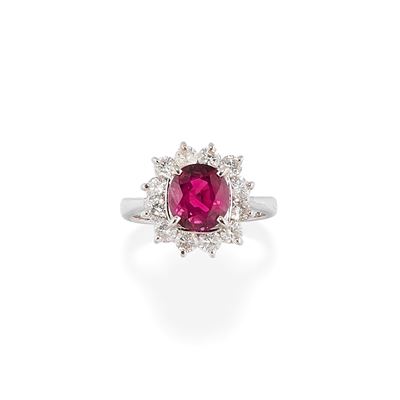Anello in platino con rubino ovale e diamanti a taglio brillante