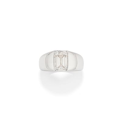 Anello solitario, diamante rettangolare a contorno ottagonale