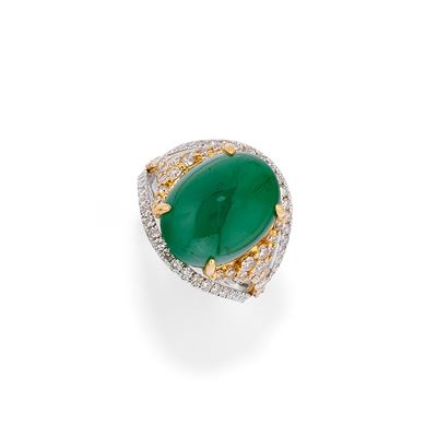 Anello con smeraldo ovale cabochon e diamanti, in oro bicolore 18k