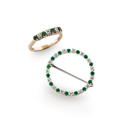 Demi-parure, anello e spilla, in oro bianco 18k con smeraldi e diamanti