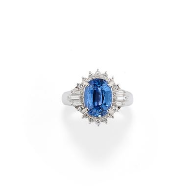 Anello, zaffiro ovale e diamanti su montatura in platino 900/1000