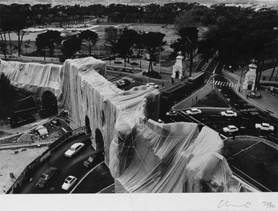 Wrapped Roman Wall, Via Veneto e Villa Borghese, fotografia in bianco e nero, 1973
