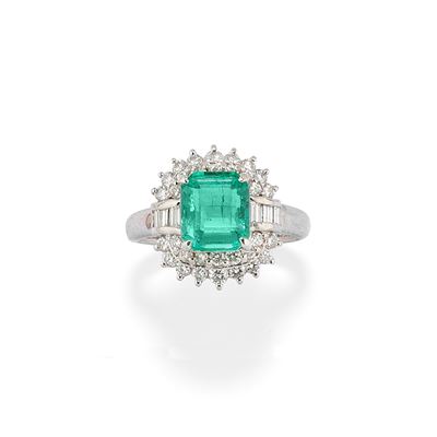 Anello con smeraldo e diamanti, in platino 850/1000